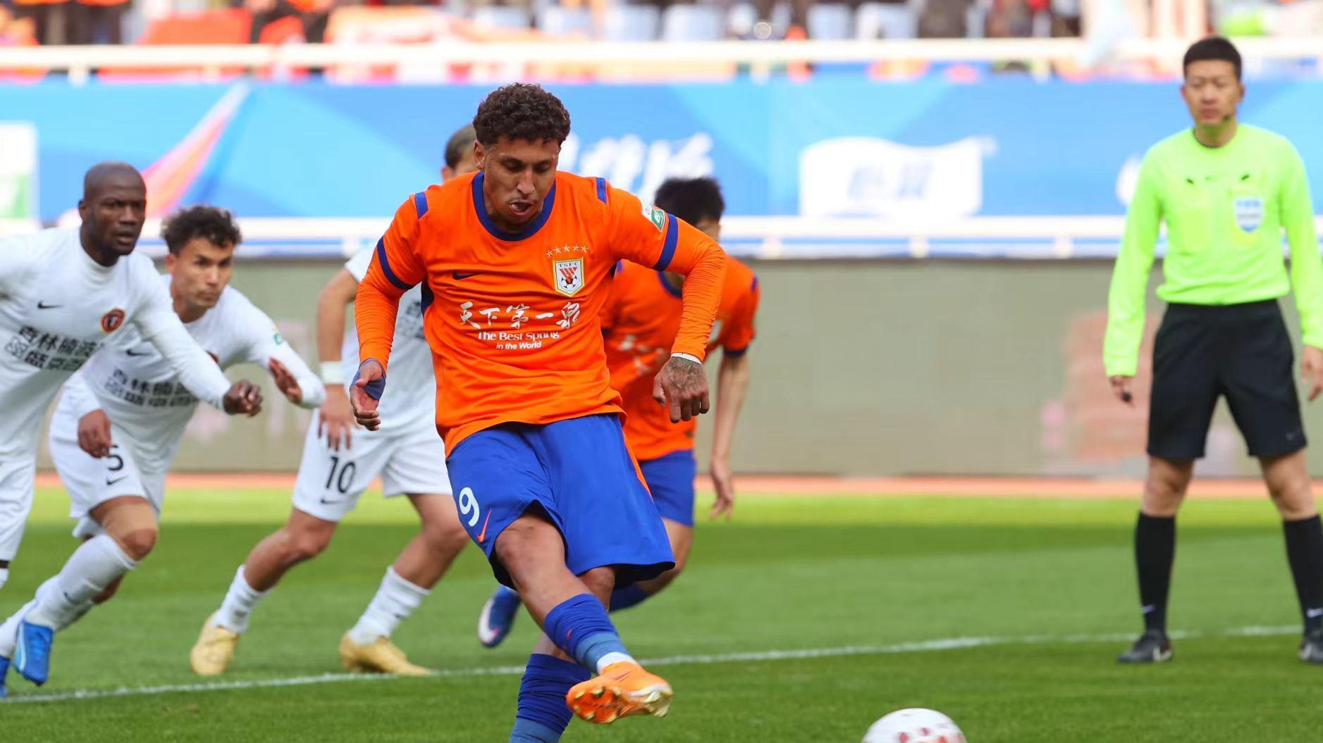 3-0！克雷桑假摔也送点，主裁偏袒泰山？鄂媒：“保鲁杯”来了