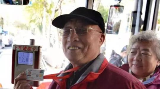 抓获大批把父母老年卡给儿子用｜自以为占了便宜其实全由大家买单