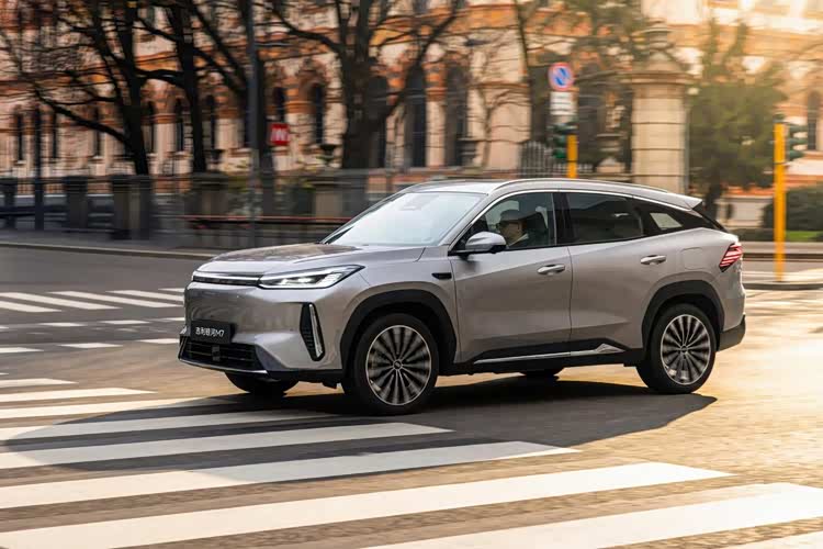 续航直接拉满！银河M7首秀，神盾金砖电池+超低馈电油耗太能打