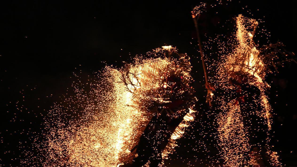 打铁花被誉为“中华第一铁花”，是 “勇敢者的游戏”