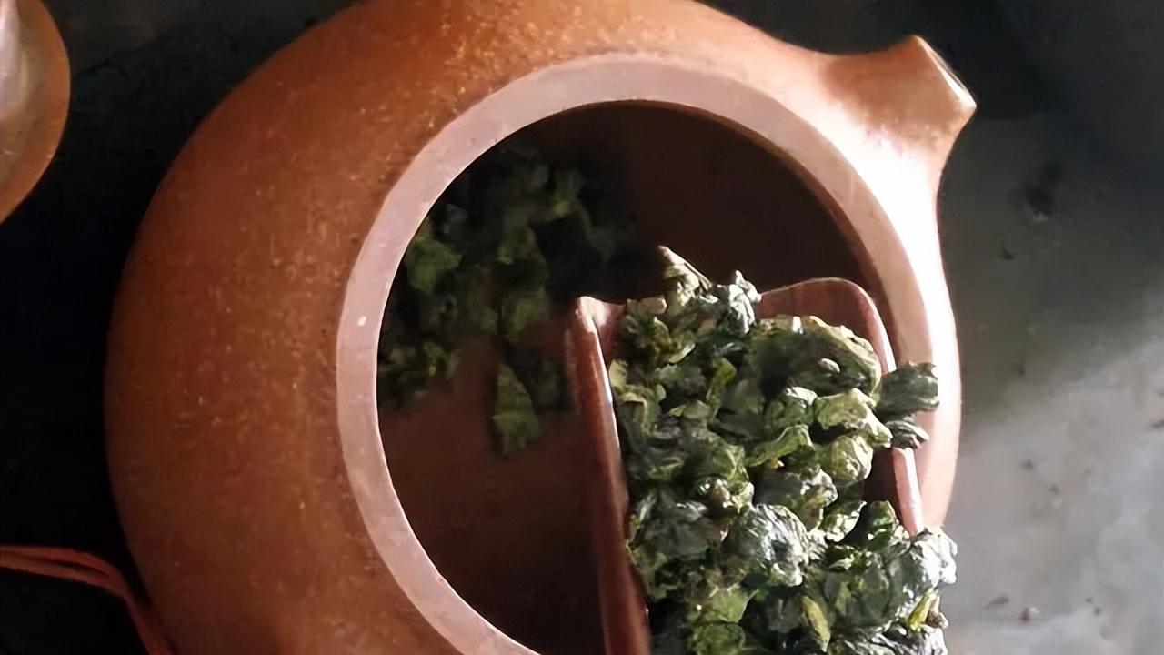 董宇辉卖茶，撕开了皇帝新装