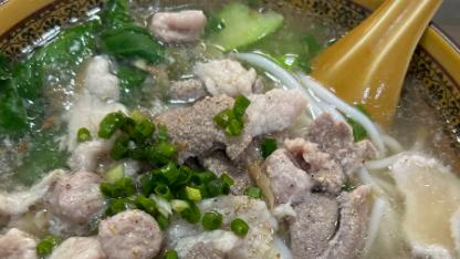 安远三鲜粉，骨汤搭配鲜杂配料，赣南小城本地人日常暖心早餐