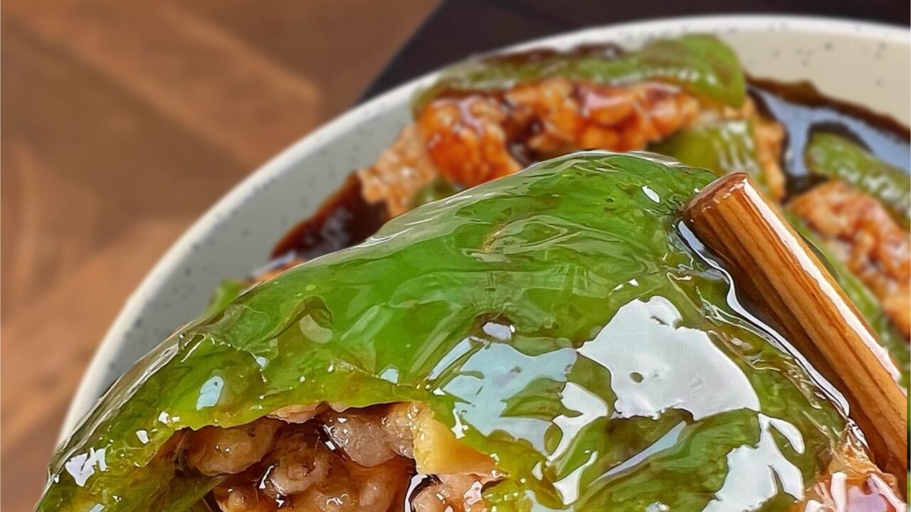 青椒酿肉：一口爆汁的"绿宝石"美味！