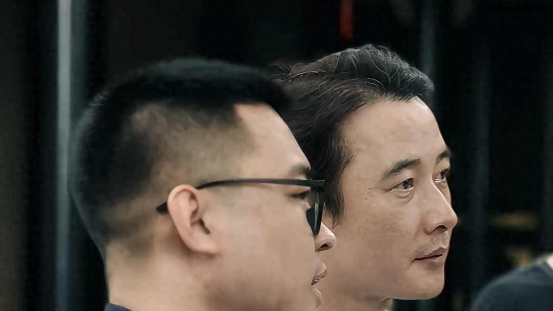 44岁罗晋素颜现身大孤山，发际线后退、满脸倦容，却比精修图更让人动容？