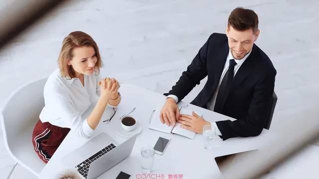 让聚光灯照向客户，而不是自己