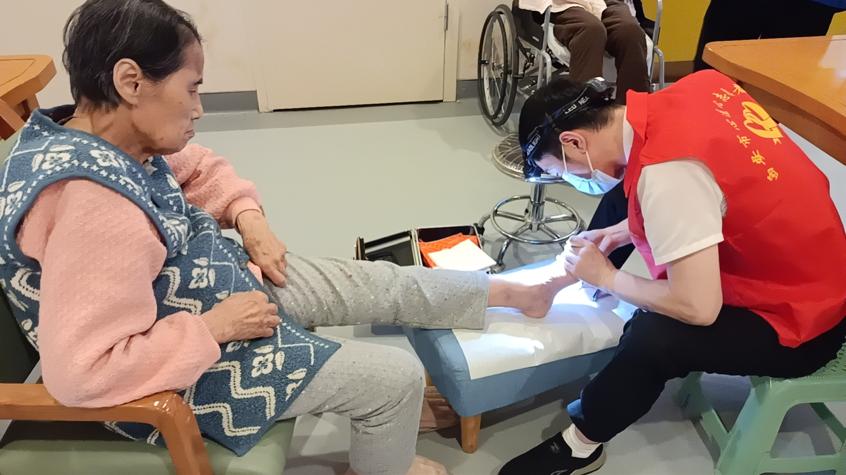 义务修脚暖人心 敬老服务传温情