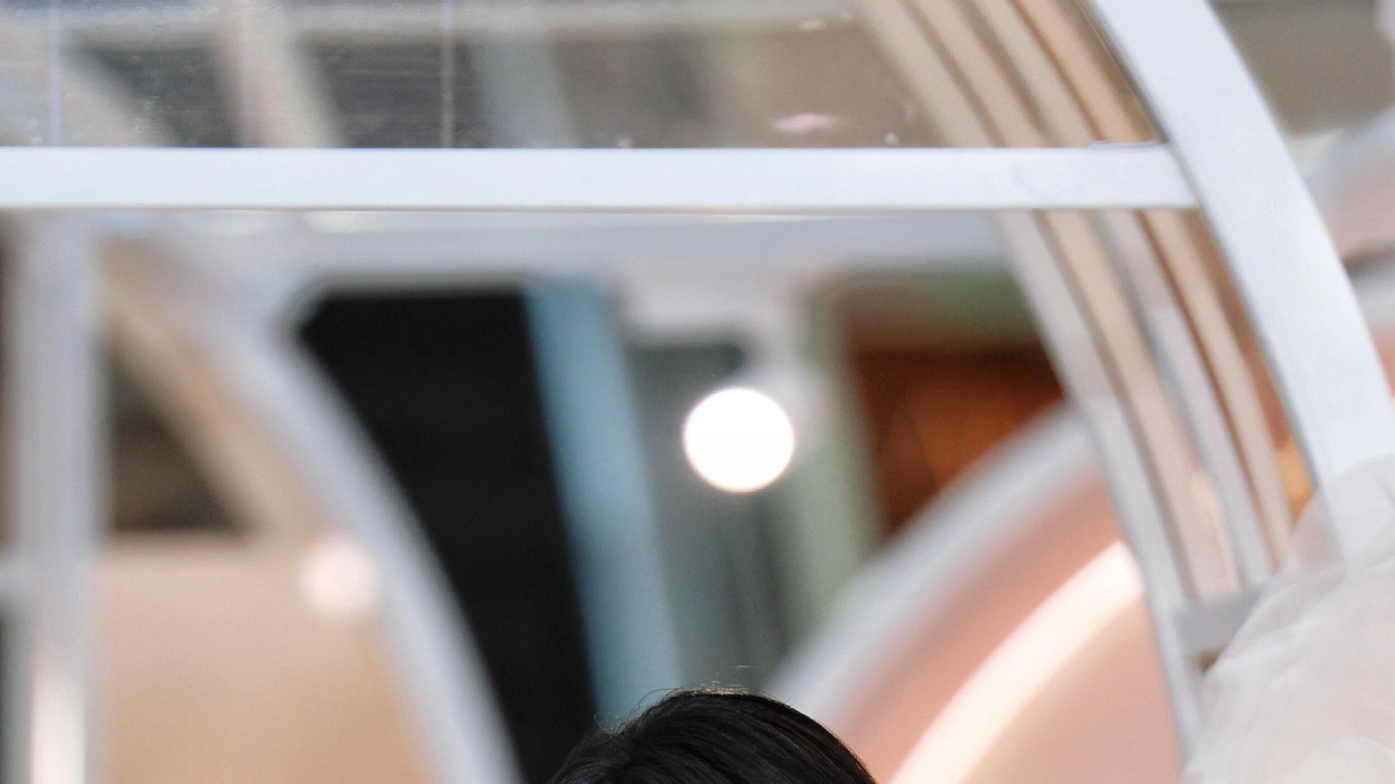 神明吻过发梢：杨幂三亚活动意外错位，天成“白色头纱”惊艳全网