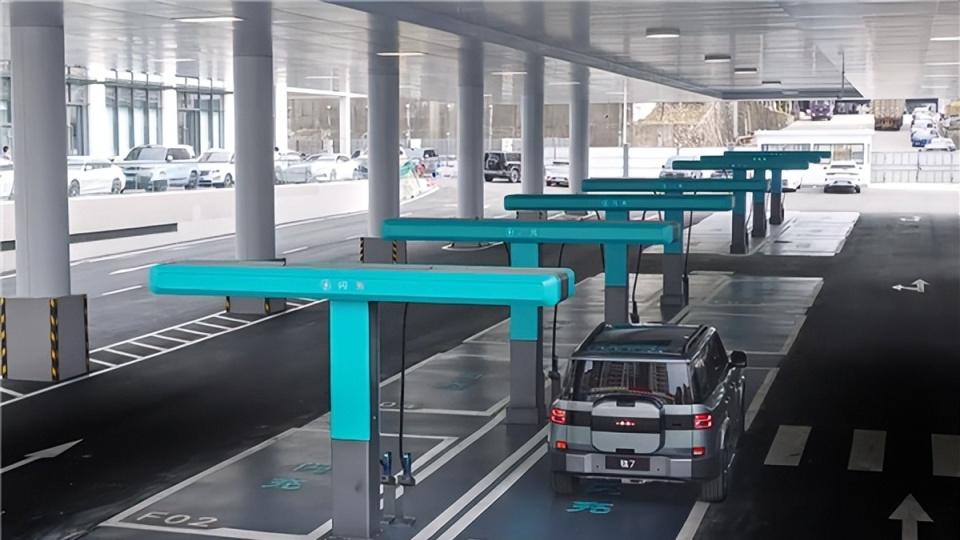 比亚迪第二代刀片电池和闪充技术：5分钟充好，9分钟充饱