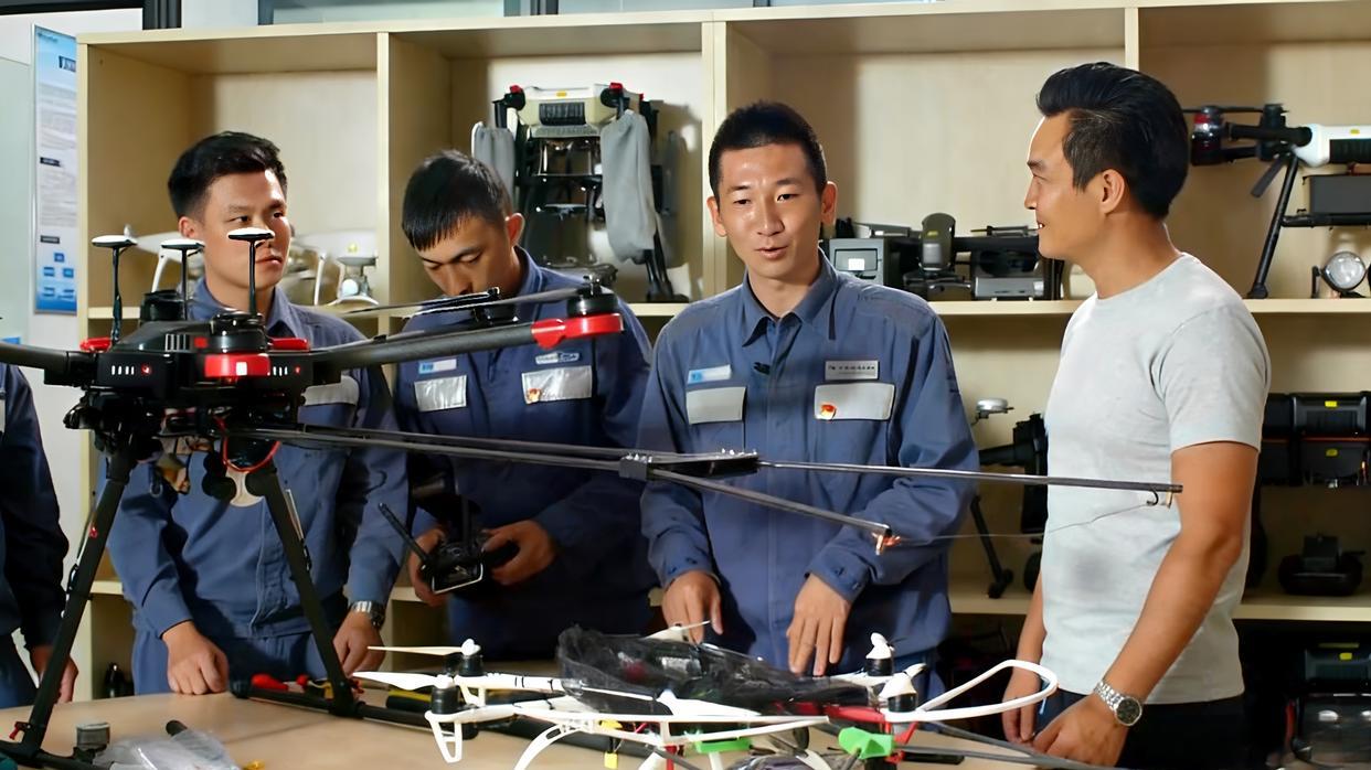 2021年，广东一男子发明了一款喷火枪无人机，可以清除高空飘挂物