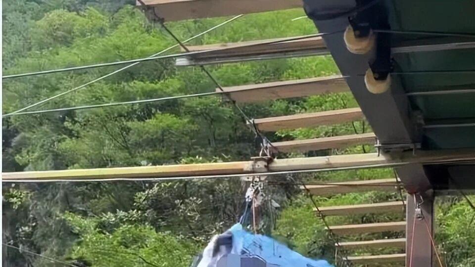 痛心！四川景区悬崖秋千绳索断裂，女游客坠落身亡，官方通报来了