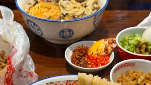 长沙米粉的“盖码”江湖，一碗粉可搭万物，从清晨吃到深夜