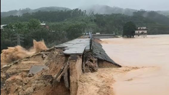 受台风强降雨影响 南宁横州六蓝水库出现严重险情 多方全力抢险避险