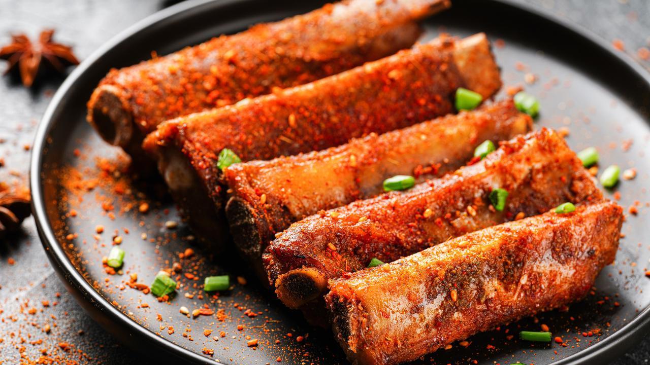 排骨焯水总腥柴？大厨教你三步锁鲜法，让排骨鲜嫩多汁，香飘满屋