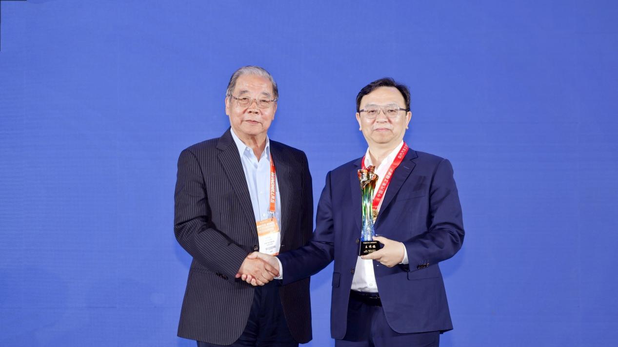 王传福获2026“饶斌奖”，比亚迪五年销量从40万到460万辆