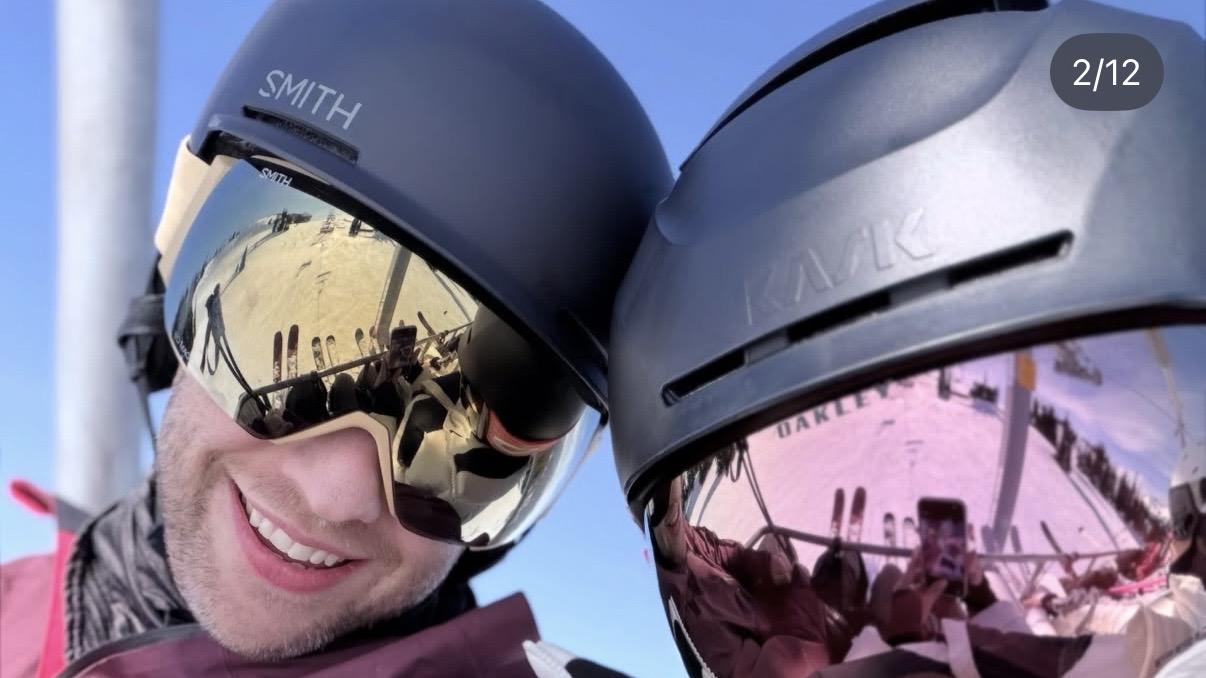 谢婷婷带混血儿子回香港，飞机上晒儿子正脸照，长相俊俏像极父亲