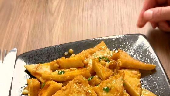 荆州鱼糕，吃鱼不见鱼，一口软嫩是水乡的智慧