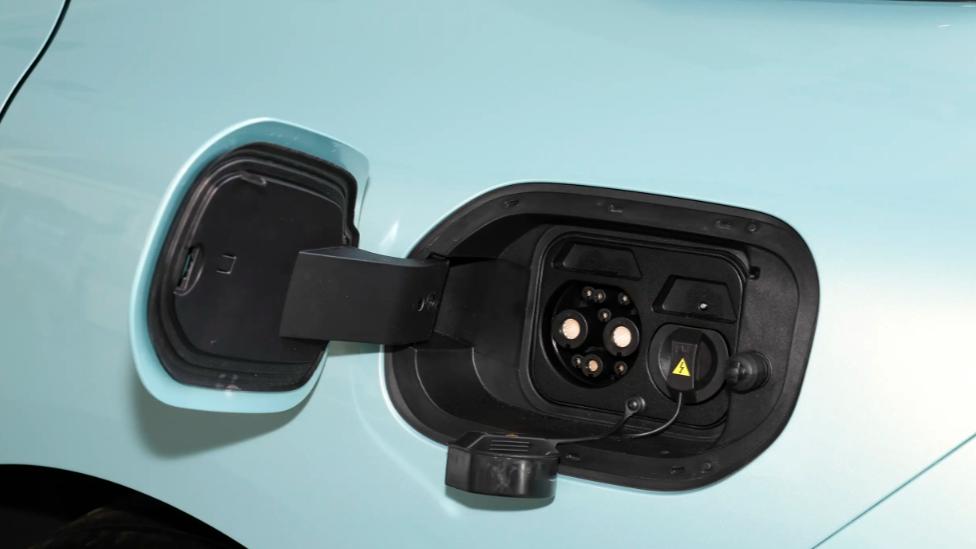 11.98万起售贵吗？小鹏MONA M03优缺点明显，适合日常代步