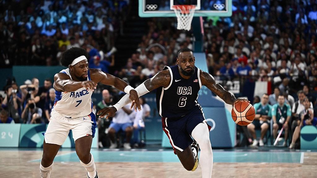 詹姆斯破1613场纪录，活塞球员排队要签名，教练：他是活着的传奇