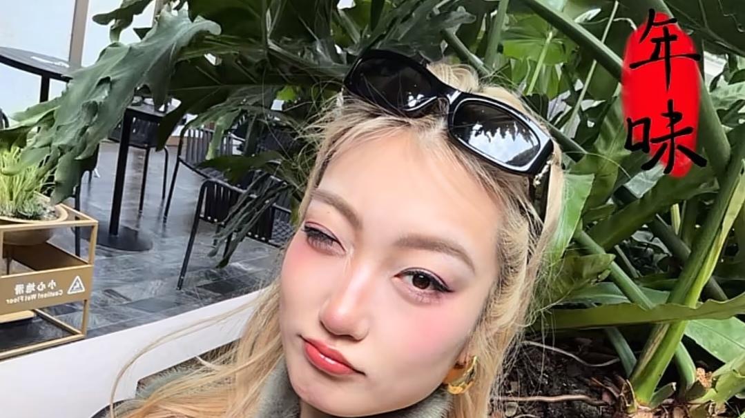 女篮李梦更新社媒晒美照，一身红衣贺新年，黄色发型太抢眼