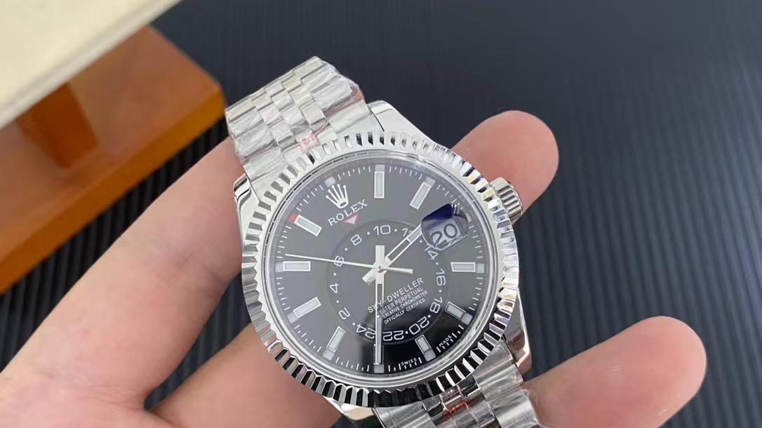 《腕表表带怎么选？皮质vs钢带，看完再也不纠结》