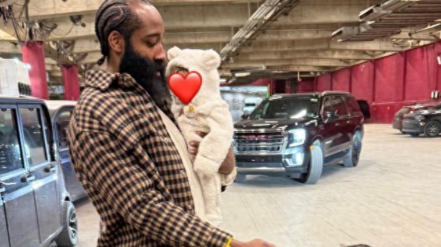 哈登和女友近照，二婚女友为他生娃，身材火辣，36岁再冲大合同