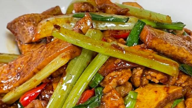 香干先煸芹菜快炒，一盘皖式小炒盛满家常清鲜滋味