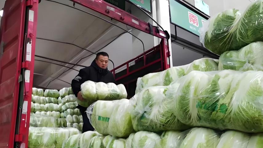 油价上调后一箱油将多花27.5元，油车车主有苦难言，电车车主笑醒了