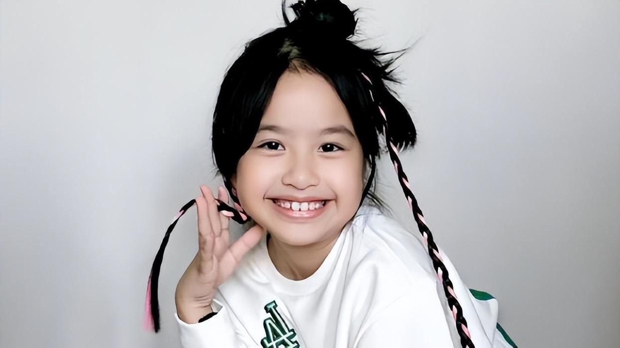 辽宁春晚，包贝尔一家看提词器，竟引起争议