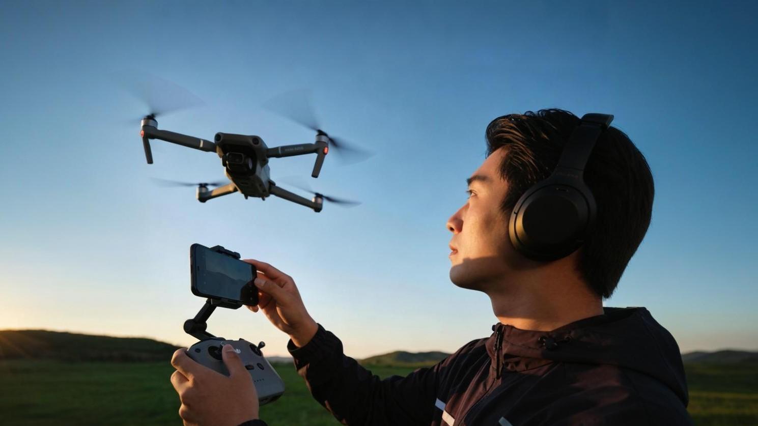 大疆忙着抢别人地盘，影石却来偷家了