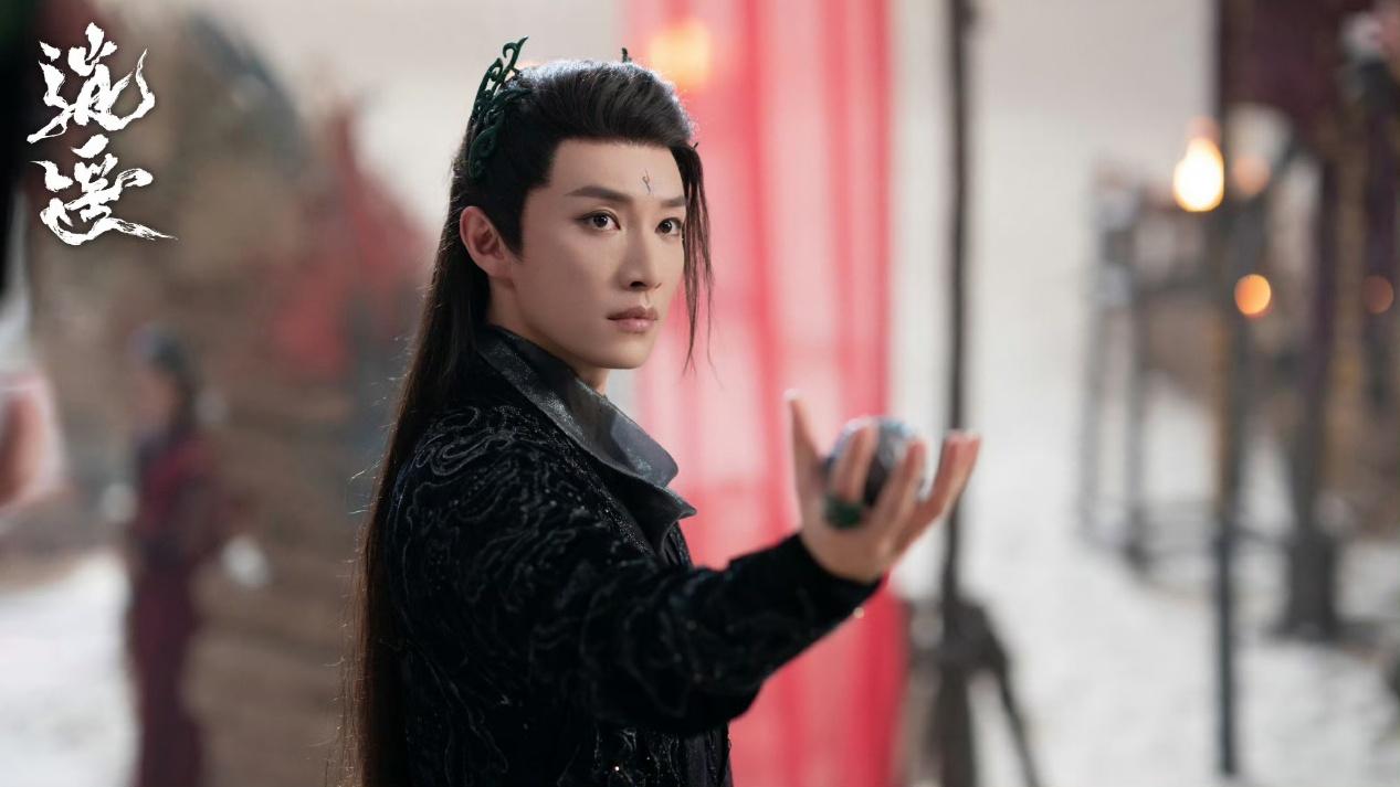 和谭松韵搭戏没红，和张云龙合作没火，《轧戏》演腹黑男二翻红