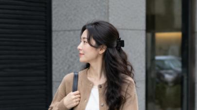 入秋后才发现风衣、冲锋衣不兴了，今年流行这3种秋装，时尚洋气