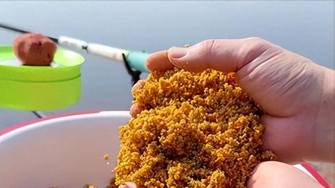 别再乱打窝了！酒米、颗粒、玉米实测对比，这样打才能连竿不断！