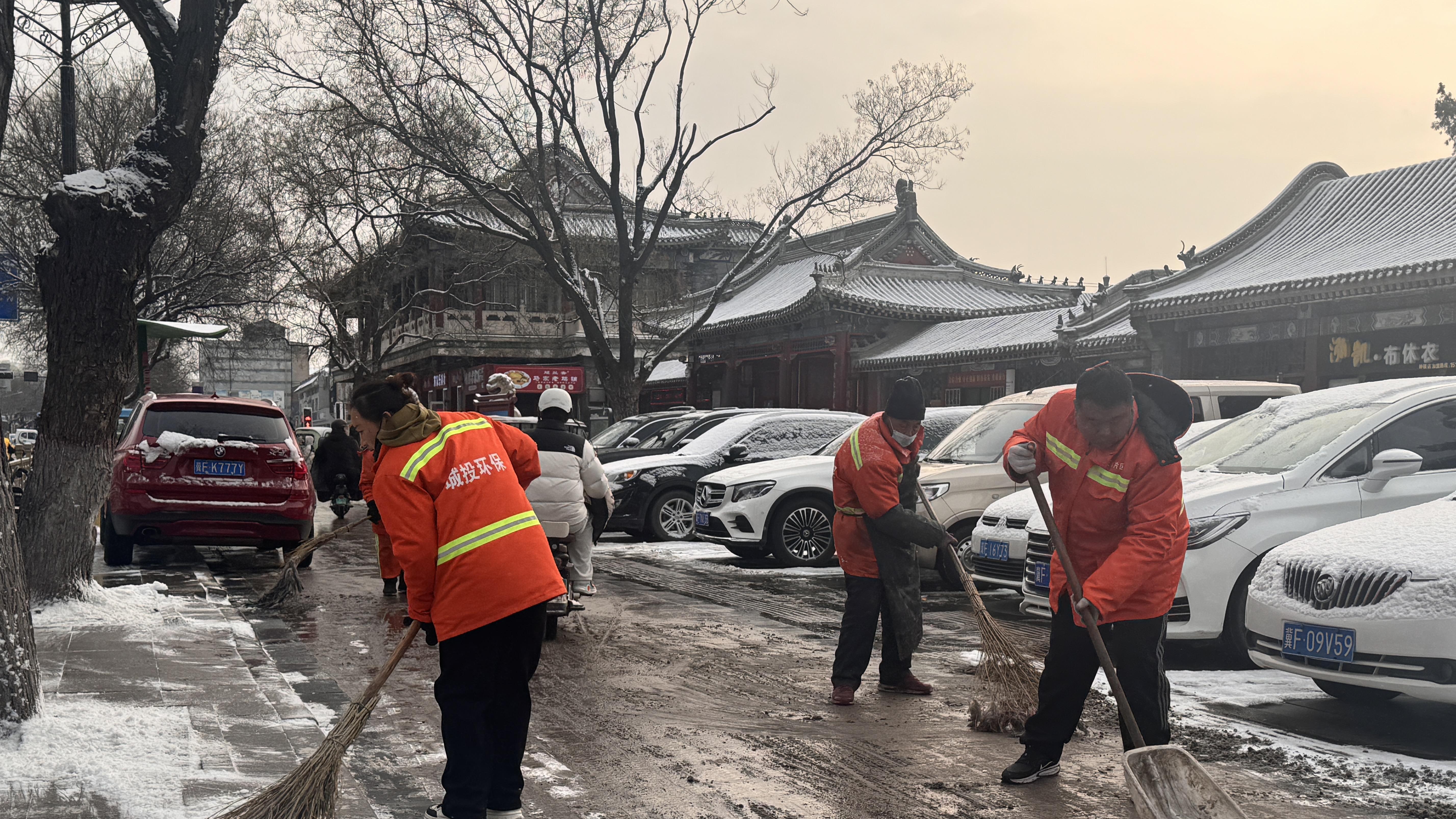 保定：“环卫橙”唤醒初雪中沉睡的城市