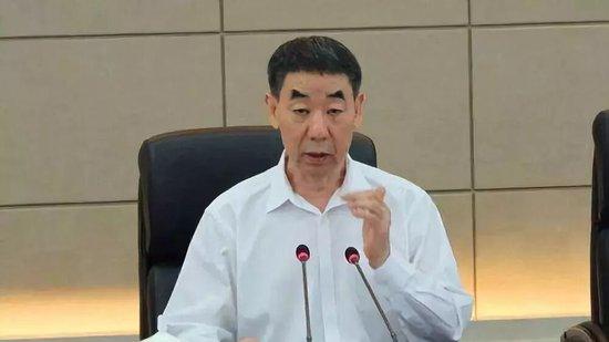 “断崖式降级”8年后，他为何还会因涉嫌严重违法，再次被查？