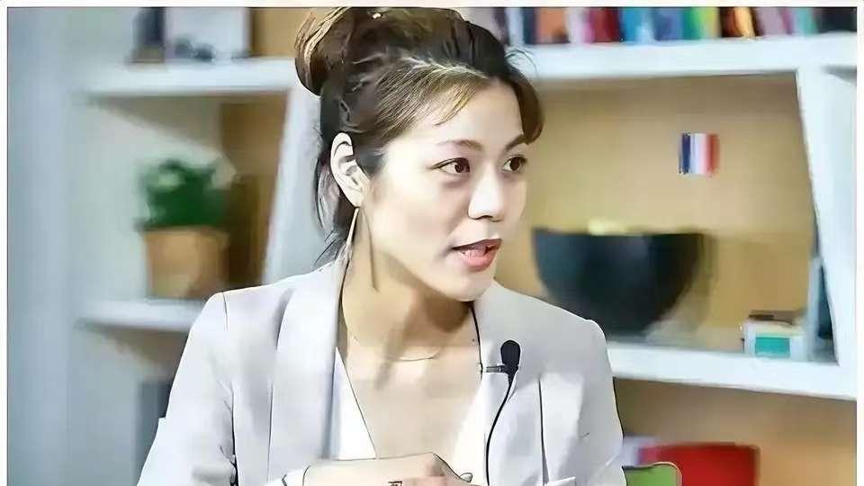 陈果教授曾言：把钱看的高于一切的人，一定是个无情的人，为了钱可以牺牲一切的人，也一定是个恶人