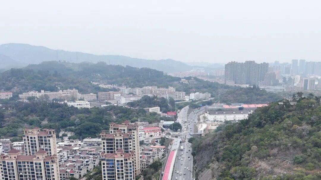 最新进展！泉州市区坪山路北段人行天桥完成吊装，力争春节前贯通