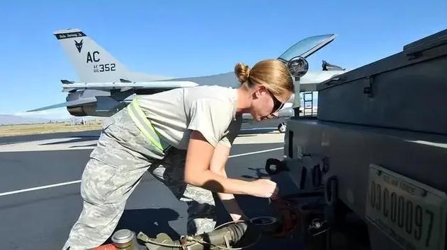 为啥美国航母出海，每次都要带足500名女兵？实乃高明之举