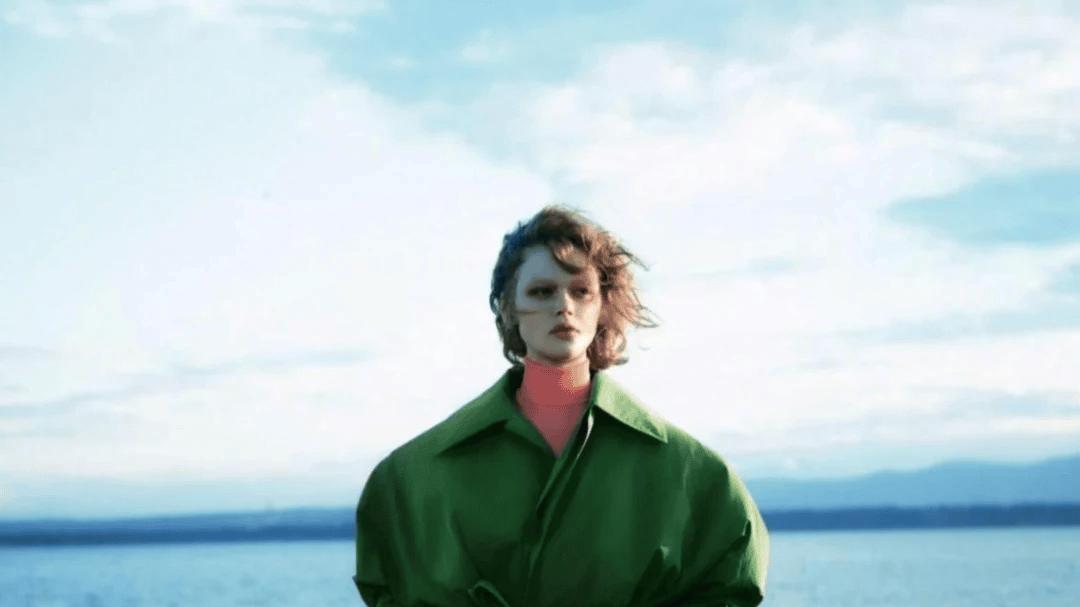 今年春天最流行的颜色居然是它？这样穿好看又减龄！