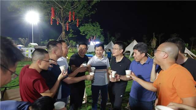 五一假期，紫南芳华谷烤肉会社正式开炉！帐篷下大口吃肉，无动力乐园+水上拓展任你玩到倦