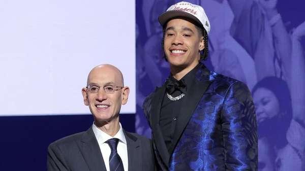 数据分析：杨瀚森和同届首轮30顺位中锋尼德豪泽相比，谁的表现更好？