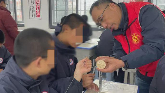 信阳市青少年校外活动中心送教进校园暖童心