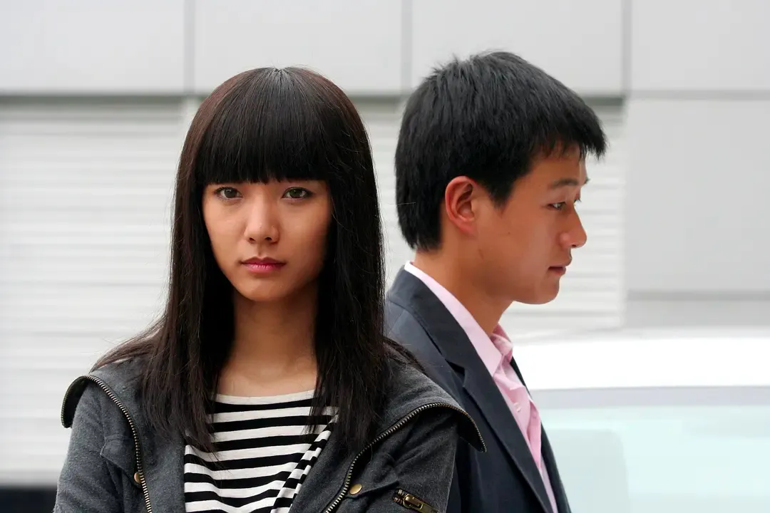 男主抛弃相恋4年的女友，在一场饭局上迅速爱上女主