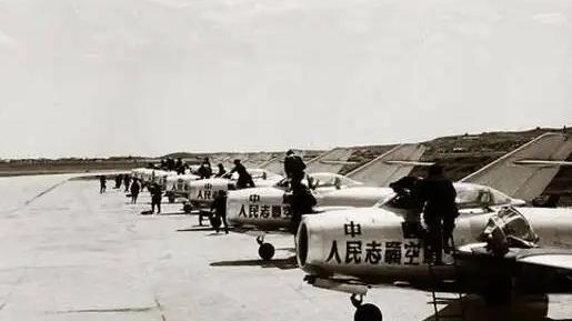 志愿军空军首次空战首次空战便击伤敌机1架，一周后又击落一架