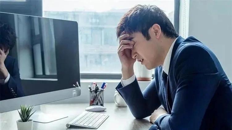 公司发薪要压20天，员工不满闹辞职，主管酒后吐真言：全是套路