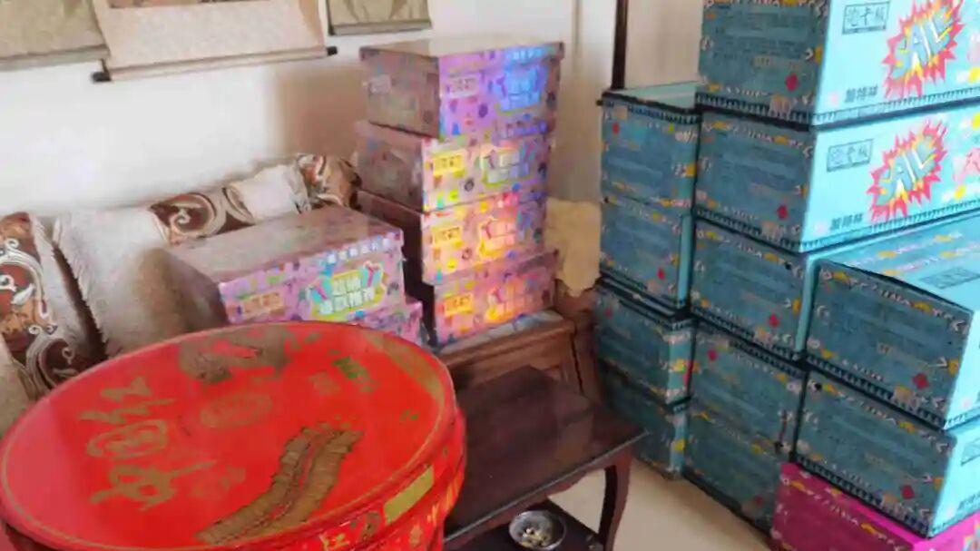 胆大包天！天津2人私藏烟花爆竹被刑拘！平房堆109箱紧邻易燃物，高层藏42箱险酿大祸