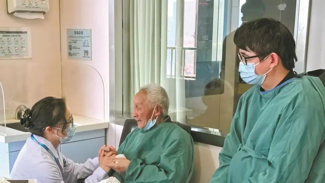 105天跨城相守：82岁陈老伯的漫漫探妻路