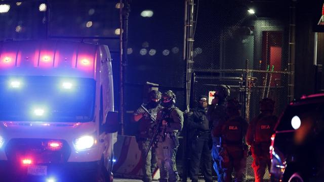 特朗普指着自己身后的鲁比奥：这些人将接管委内瑞拉