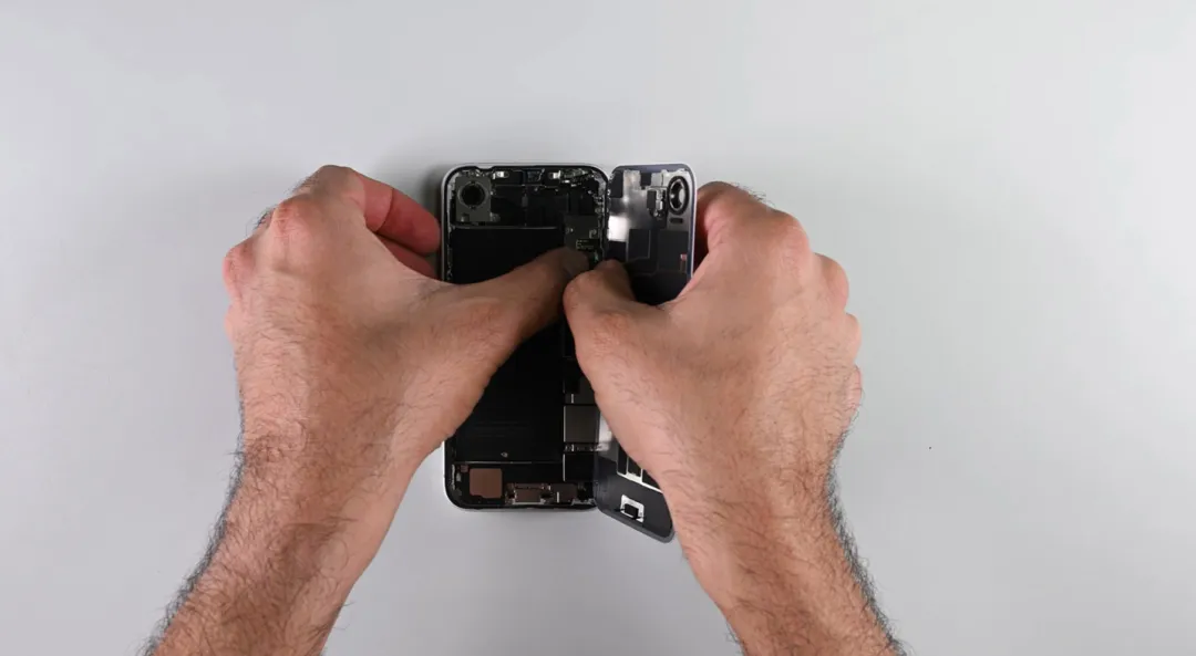 苹果刀法封神：iPhone 17e换个线圈就敢叫换代？