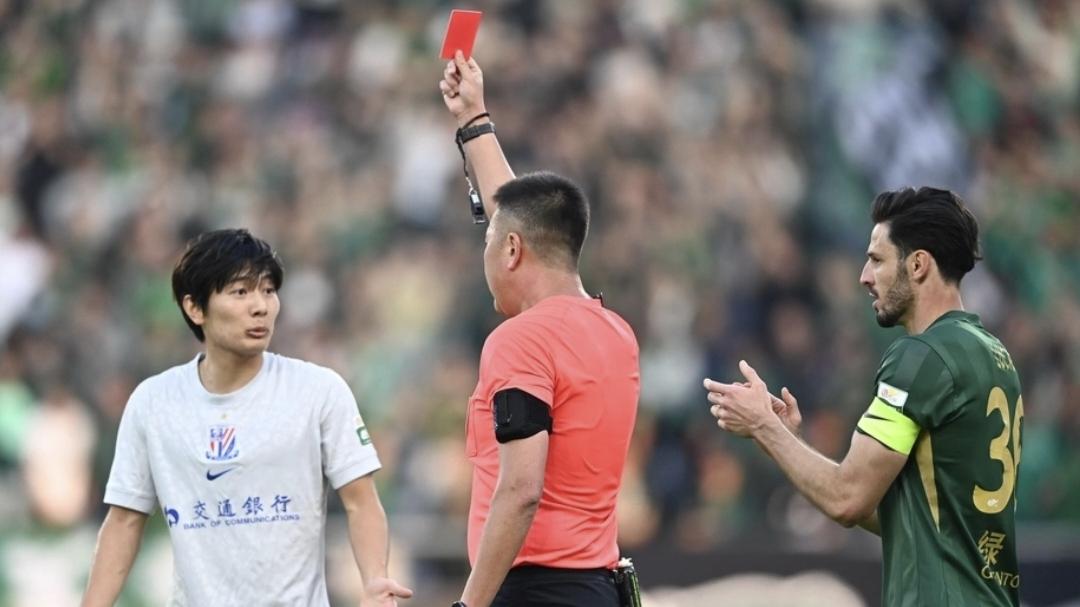 北京国安输掉今赛季首场硬仗，升班马重庆铜梁龙登上中超榜首！