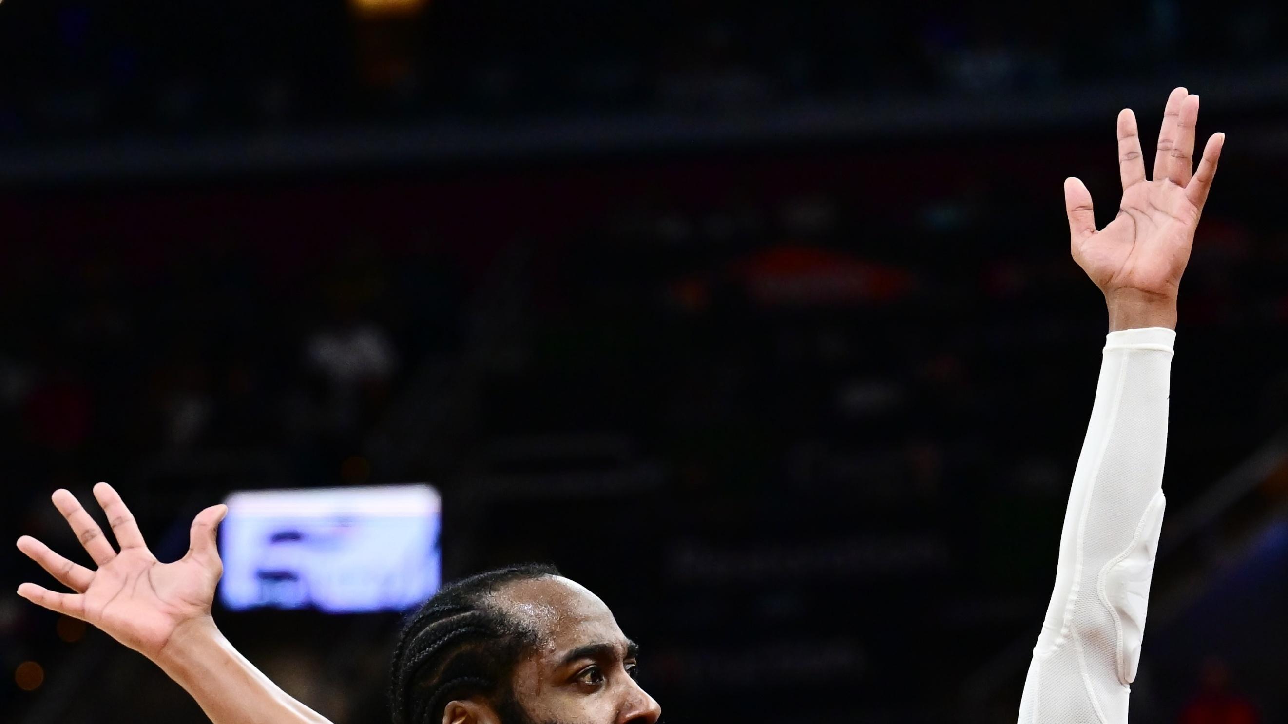 哈登成筹码？名记爆料快船将有大动作，哈登下赛季有望携手老詹